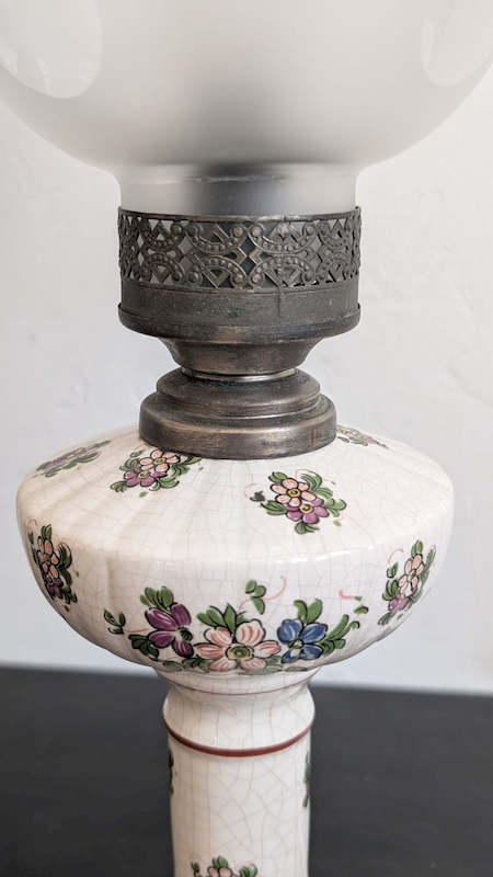 base métallique ciselée et collet céramique lampe à poser vintage