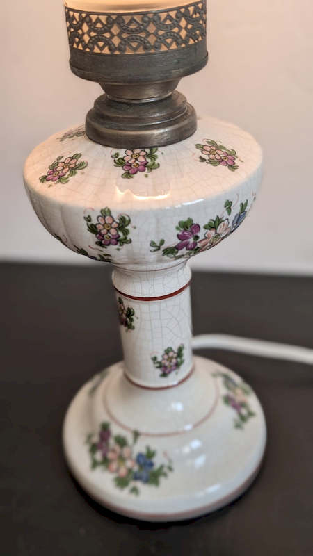 zoom sur le fini craquelé de la base lampe à poser vintage