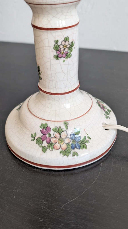 détail céramique blanche craquelée et bouquets fleurs pastel lampe à poser vintage