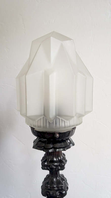 Détail globe en verre dépoli givré luminaire ancien