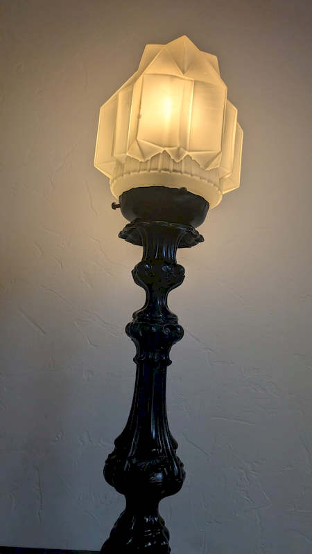 Ornements baroques sur fût en métal noir luminaire ancien