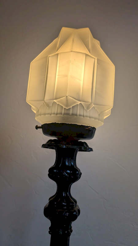 Abat-jour verre dépoli et lumière douce luminaire ancien