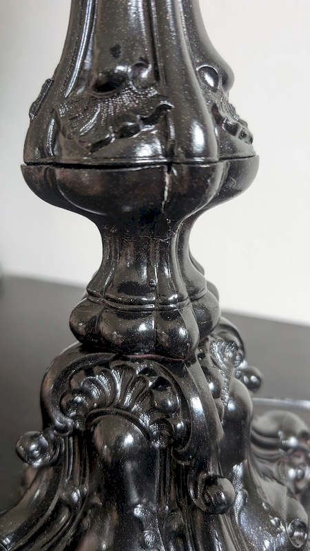 Fêlure consolidée sur pied luminaire ancien de brocante