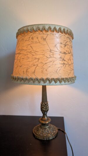 Lampe ancienne Art Nouveau avec pied en régule sculpté et abat-jour