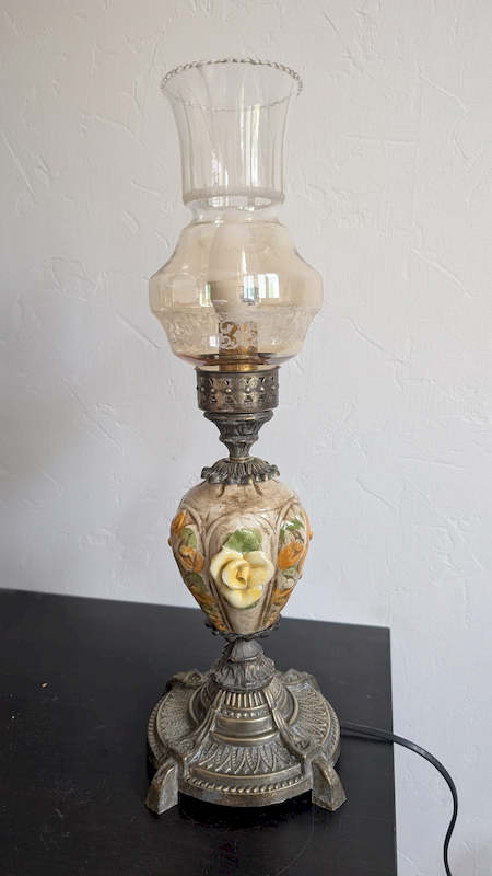 Merci pour ces précisions ! Voici la version finale de votre Lampe à Pétrole Électrifiée, enrichie avec les détails techniques que vous venez de fournir (barbotine, métal doré et dimensions précises). Lampe à Pétrole Électrifiée Vintage – Design Captivant en Barbotine Florale & Métal Doré