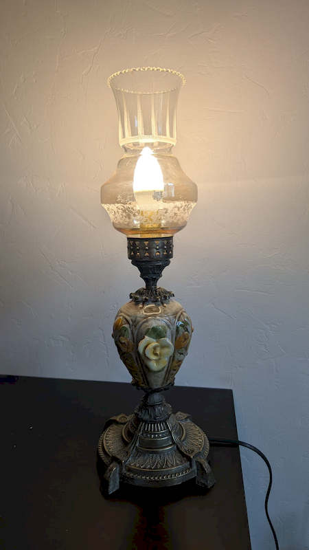 lampe à pétrole vintage allumée globe verre fumé gravé lumière d'ambiance