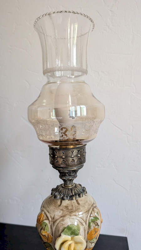 détail gravures relief sur globe en verre fumé lampe à pétrole vintage