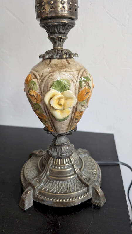 zoom roses en barbotine relief céramique jaune ocre lampe à pétrole vintage