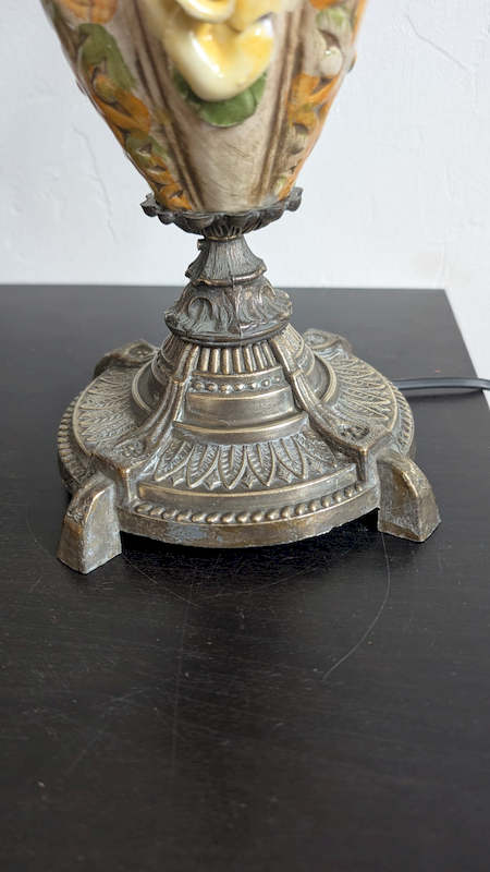 pied en métal doré ciselé motifs vintage lampe à pétrole vintage