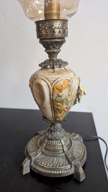 vue arrière décor fleurs barbotine sur lampe à pétrole vintage
