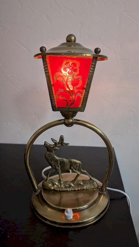 Luminaire vintage : L'éclat envoûtant du laiton et du verre rouge
