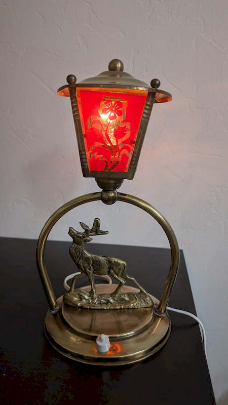 Luminaire vintage lanterne cerf en laiton allumé lumière rouge