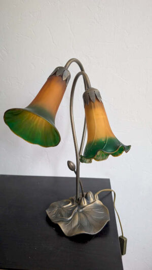 Lampe tulipe vintage double branche avec base nénuphar en métal