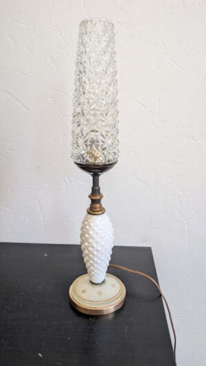 Lampe en porcelaine et laiton vintage avec socle en verre et globe ciselé