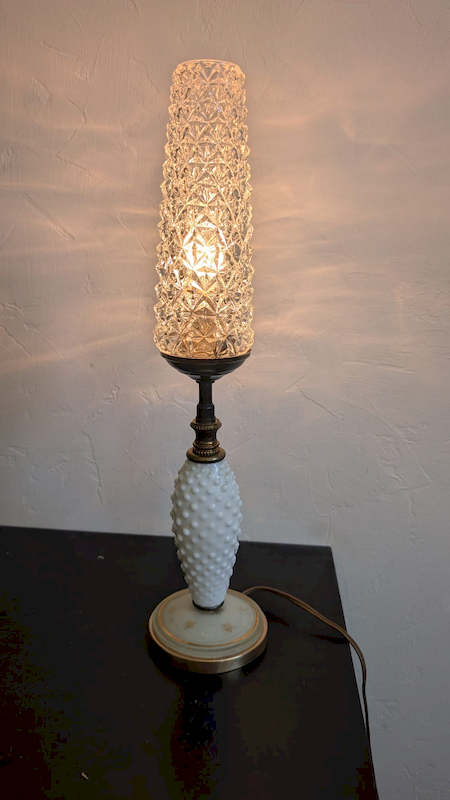 Éclairage tamisé et spectaculaire de la lampe en porcelaine allumée