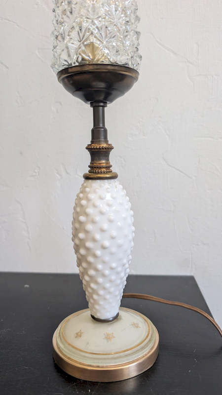 Luminaire d'ambiance style boudoir éteint sur fond blanc