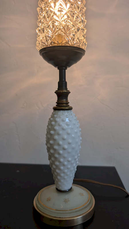 Lampe en porcelaine et laiton vintage – Socle en Verre & Globe Ciselé – Style Spectaculaire – Image 3