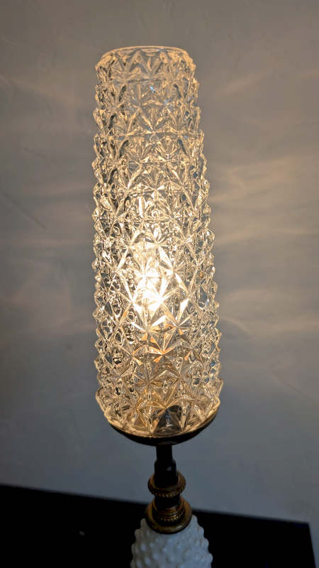 Éclairage tamisé et spectaculaire de la lampe en porcelaine allumée