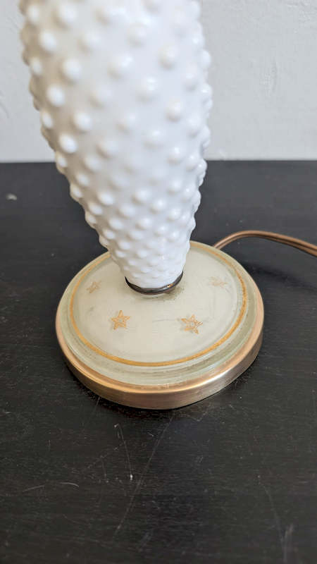 Zoom sur le socle en verre travaillé avec ses motifs d'étoiles dorées