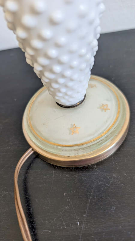 Traces du temps sur la lampe en porcelaine