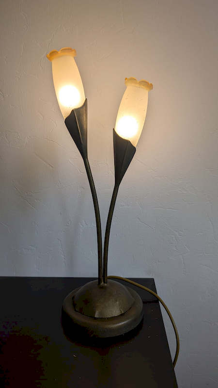 Éclairage chaleureux et saisissant de la lampe tulipe vintage allumée