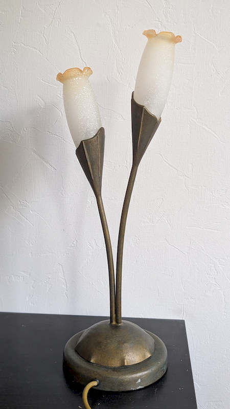 Vue de trois-quarts de la lampe tulipe vintage sur fond blanc