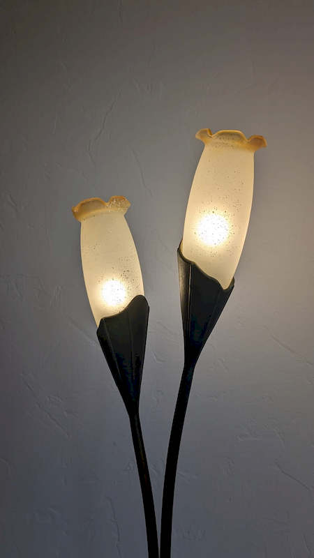 Silhouette végétale et pied en métal patiné bronze de la lampe