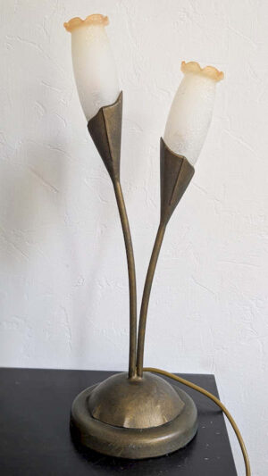 Lampe tulipe vintage éteinte avec pied en régule sculpté et abat-jour fleur