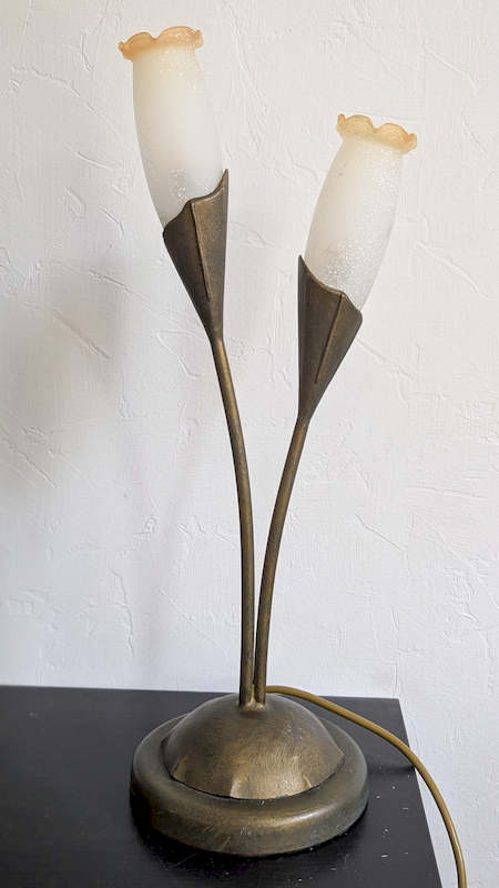 Lampe tulipe vintage éteinte avec pied en régule sculpté et abat-jour fleur