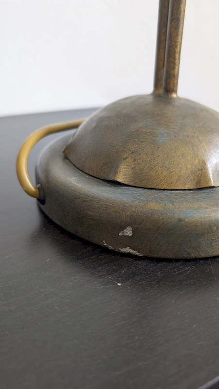 Gros plan sur les petites marques d'usage du pied en régule vintage