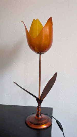 grande lampe fleur éteinte détails des pétales et de la tige