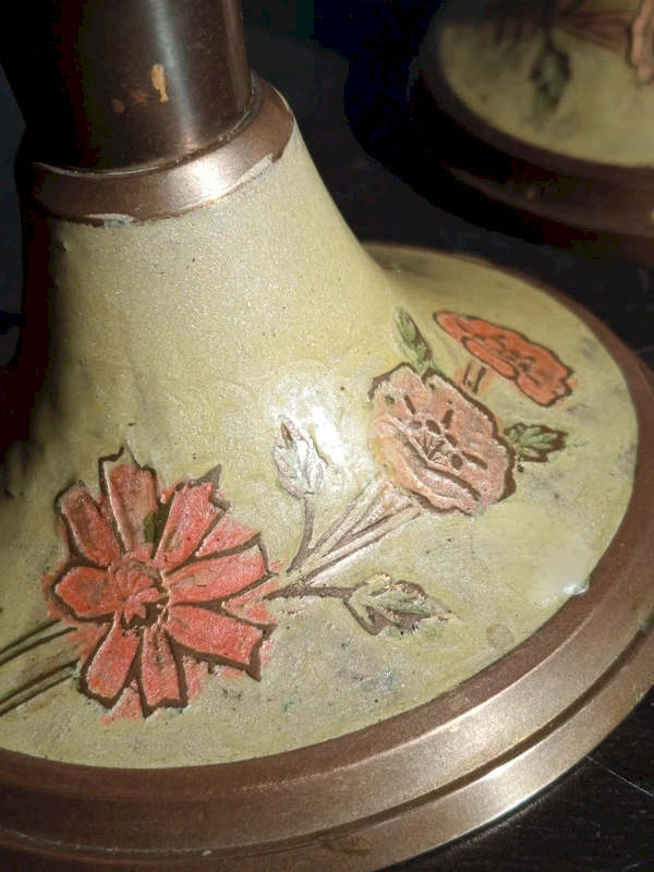 Détail peinture florale sur bougeoir laiton décoration vintage