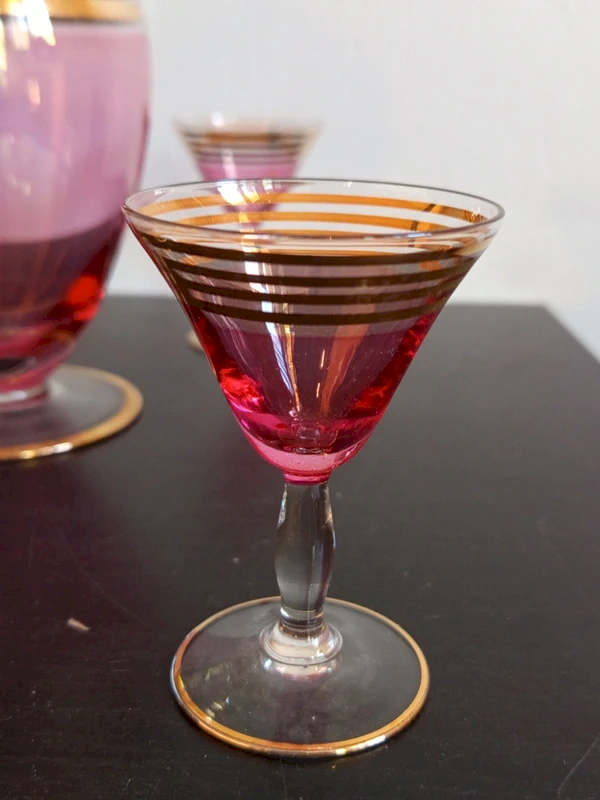 Verres à pied étincelants en cristal cranberry et liserés dorés verrerie ancienne