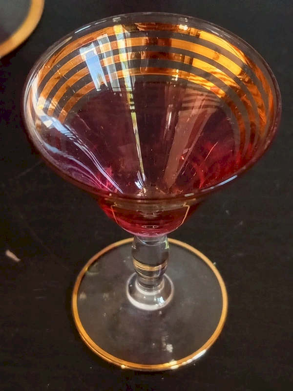 Verres à pied étincelants en cristal vintage