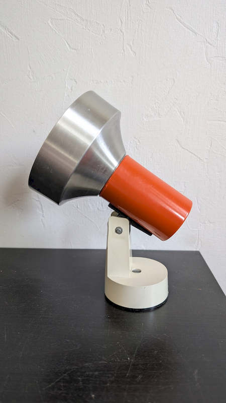 Zoom sur la finition métal et plastique orange applique vintage