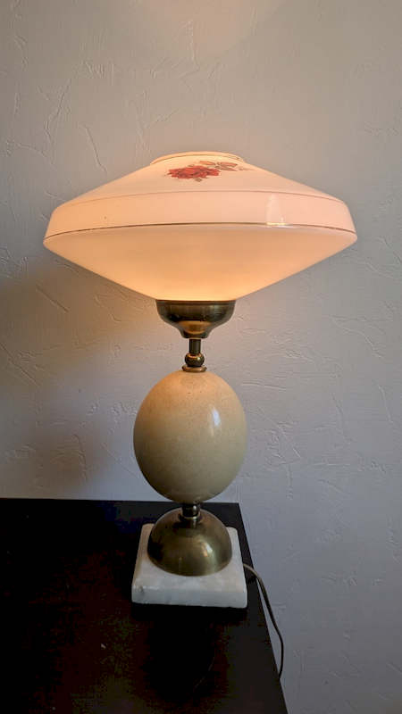 Lampe œuf d'autruche vintage & Laiton – Socle Marbre Blanc – Design Fascinant – Image 2