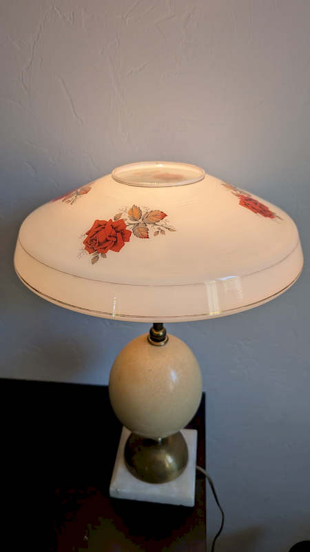 Détail du globe en verre translucide avec motifs fleuris et liseré doré