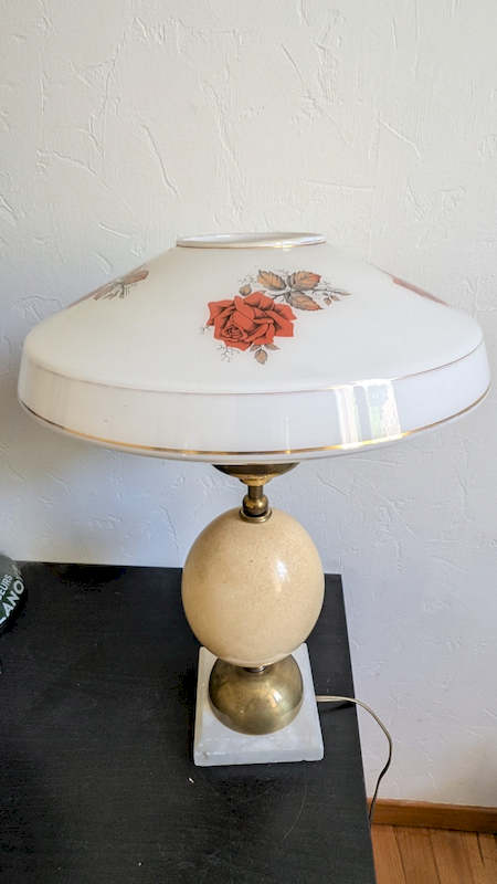 Lampe œuf d'autruche vintage éteinte avec détails en laiton et socle marbre