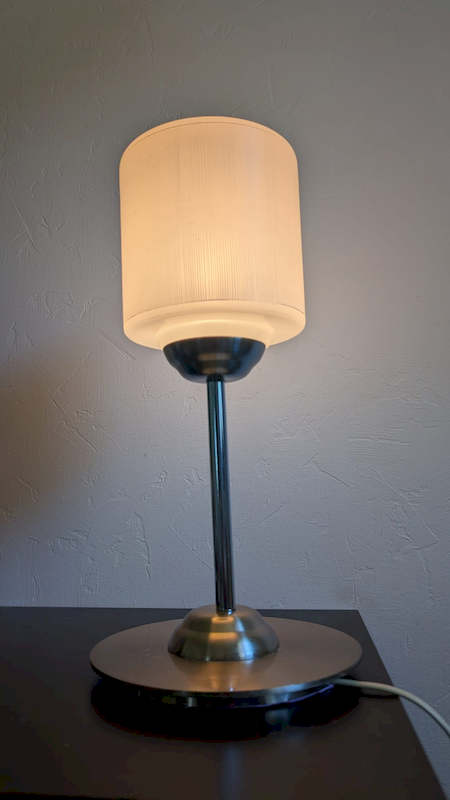 Luminaire d'appoint rétro éteint sur fond blanc pour étagère ou chevet