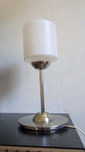 Petite lampe de table vintage avec abat-jour en verre dépoli strié et socle en métal