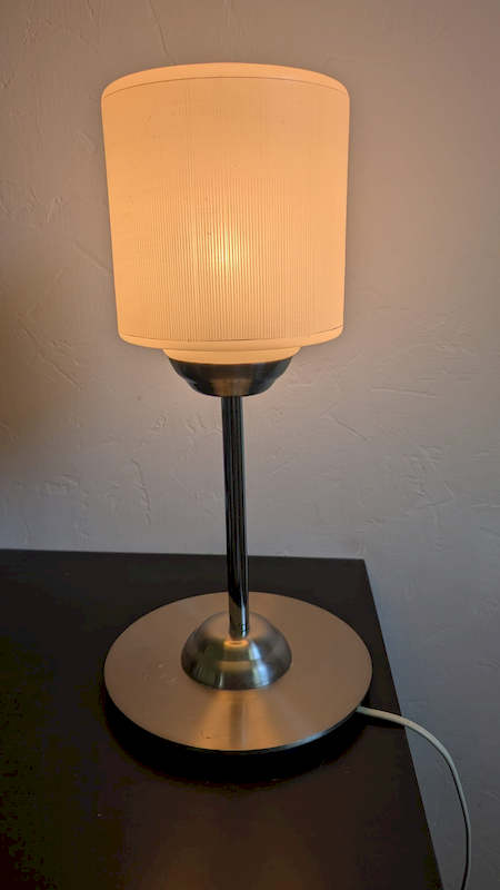 Éclairage tamisé et harmonieux de la petite lampe vintage allumée