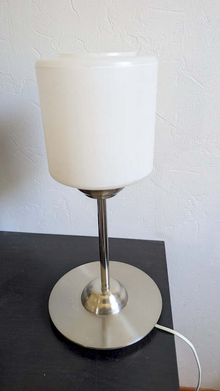 Luminaire d'appoint rétro éteint sur fond blanc pour étagère ou chevet