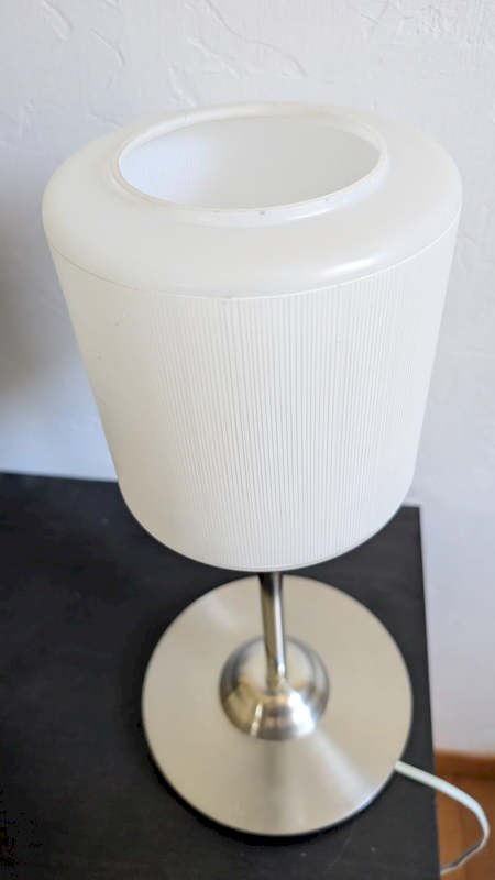 Détail des liserés horizontaux sculptés sur le verre translucide blanc