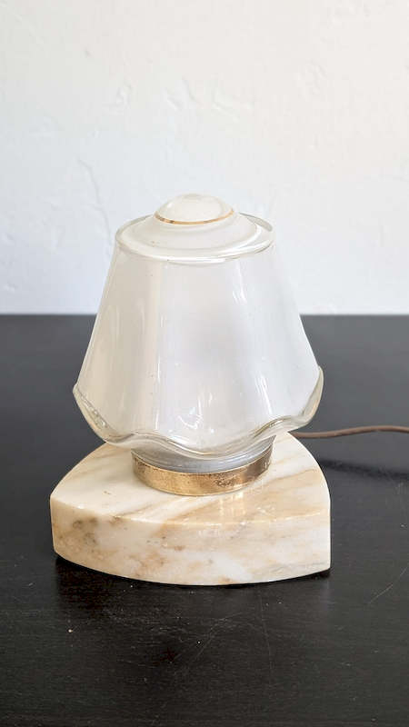 Lampe veilleuse Art Déco éteinte avec socle en marbre et globe en verre ambré