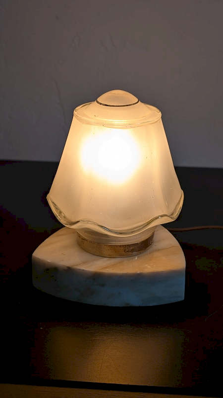 Éclairage tamisé et captivant de la lampe veilleuse allumée