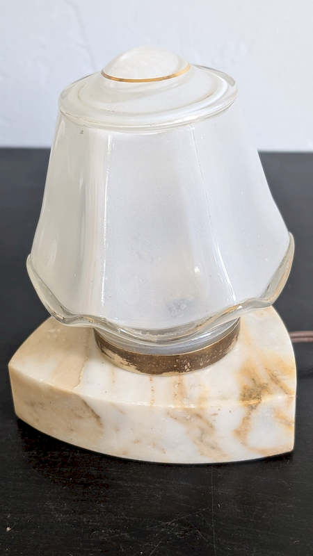 Petite lampe de chevet rétro de profil sur fond blanc