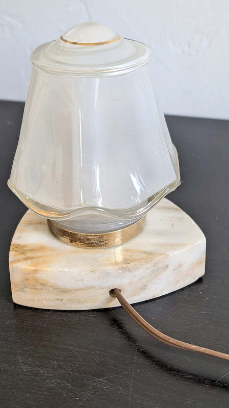 Vue de trois-quarts du luminaire vintage en marbre et métal doré