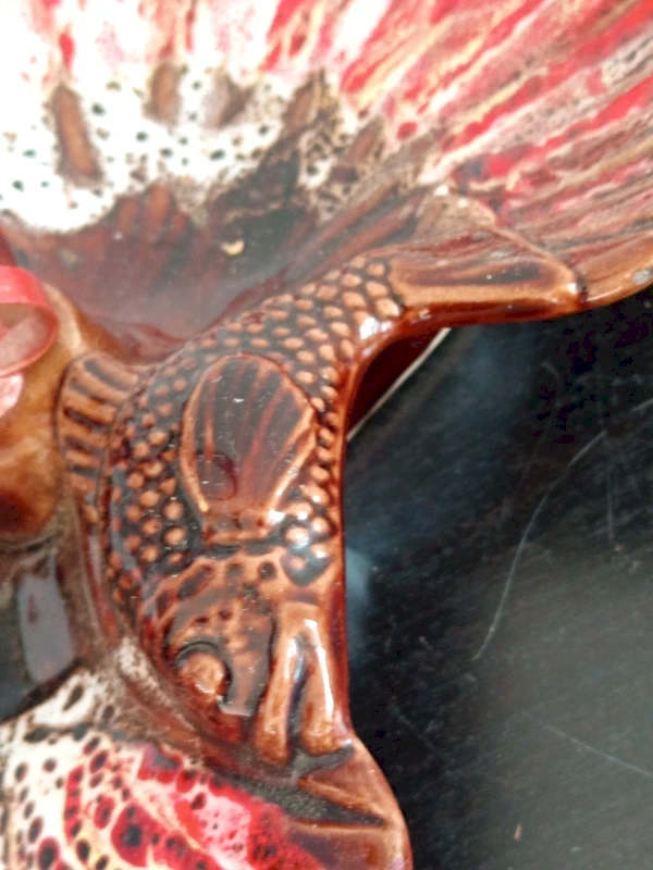 Détail poisson sculpté et émaillé sur céramique vintage