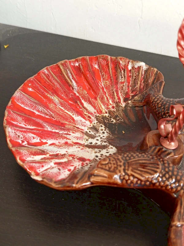 Zoom sur le décor coquillage et poisson céramique vintage