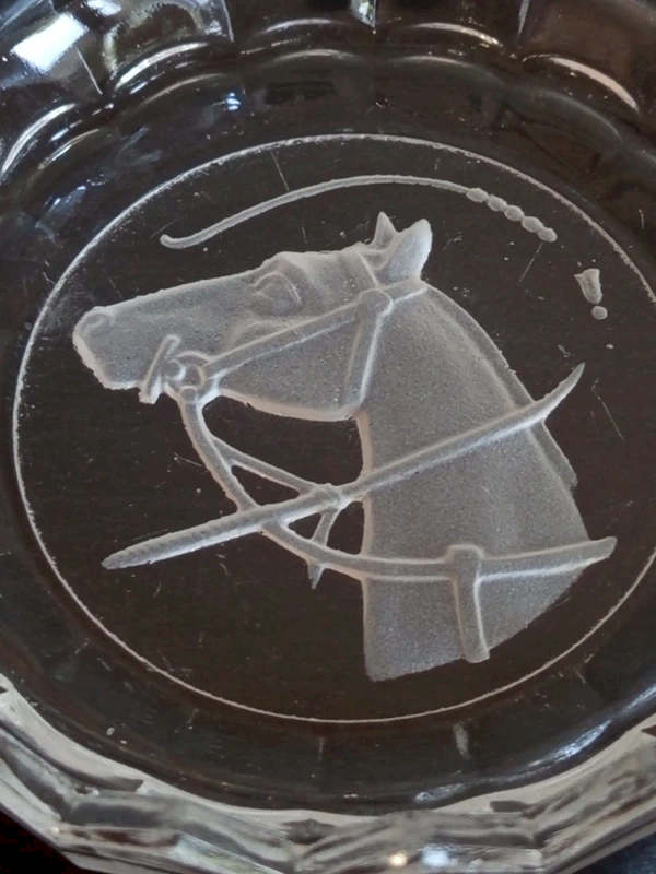 Détail de la tête de cheval en relief dans le vide-poche vintage